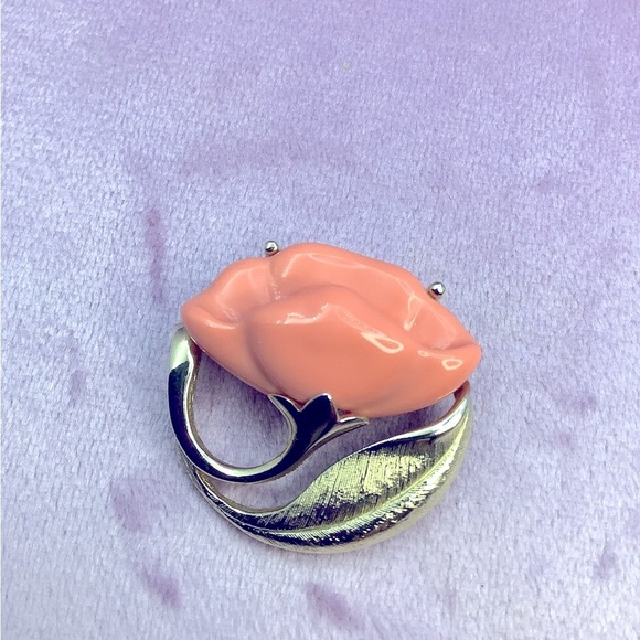 Vintage 1981 Sea Treasures Avon Peach and Gold Floral Brooch - Picture 2 of 4